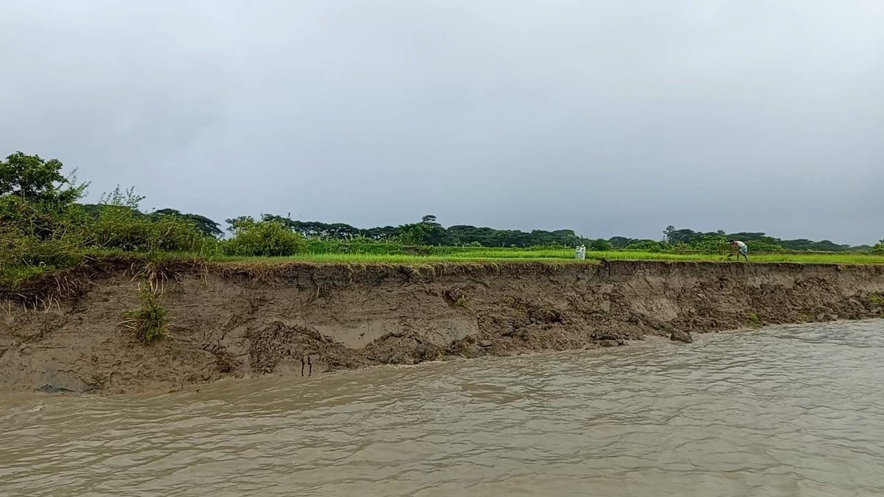 ধ্বংসের দ্বারপ্রান্তে হাতিয়া নদীভাঙনে বিলীন হচ্ছে জনজীবন